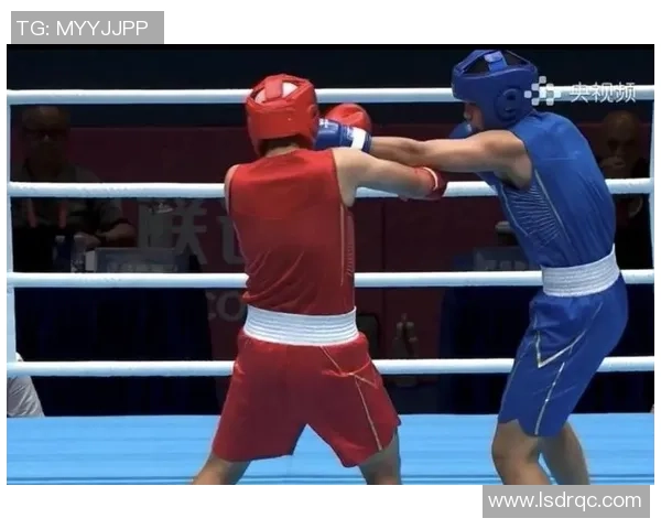 足球场上的拳击高手揭秘那些会打拳的足球明星们的双重运动才华